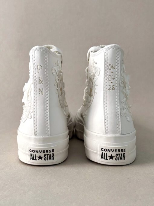 Converse altas para novia personalizadas con encaje y perlas. Bridal