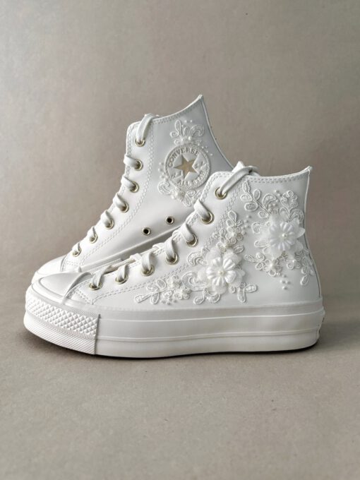 Converse altas para novia personalizadas con encaje y perlas. Bridal