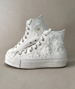 Converse altas para novia personalizadas con encaje y perlas. Bridal