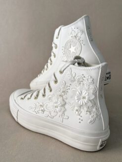 Converse altas para novia personalizadas con encaje y perlas. Bridal