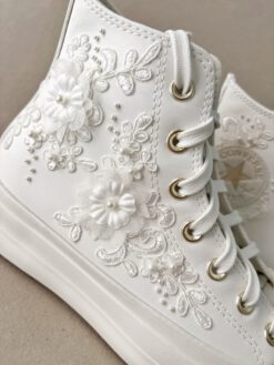 Converse altas para novia personalizadas con encaje y perlas. Bridal