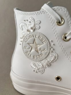 Converse altas para novia personalizadas con encaje y perlas. Bridal