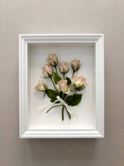 Conservamos las flores de momentos especiales o importantes y las convertimos en un recuerdo para tu hogar.