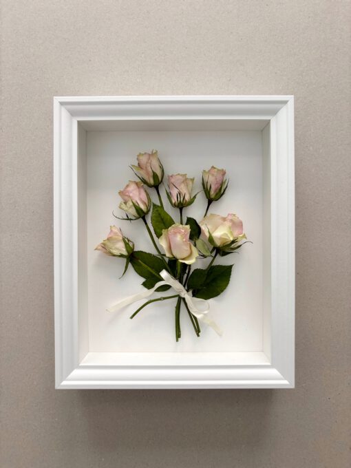 Conservamos las flores de momentos especiales o importantes y las convertimos en un recuerdo para tu hogar.