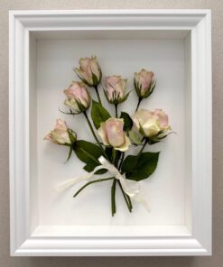 Conservamos las flores de momentos especiales o importantes y las convertimos en un recuerdo para tu hogar.