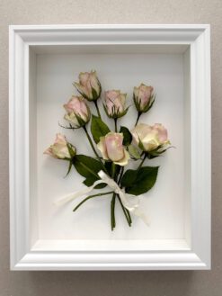 Conservamos las flores de momentos especiales o importantes y las convertimos en un recuerdo para tu hogar.