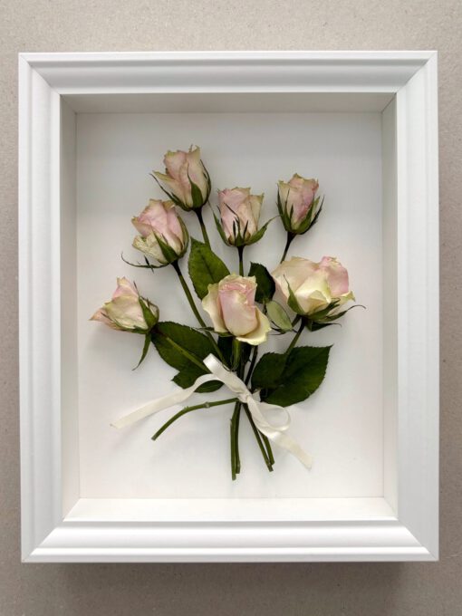 Conservamos las flores de momentos especiales o importantes y las convertimos en un recuerdo para tu hogar.