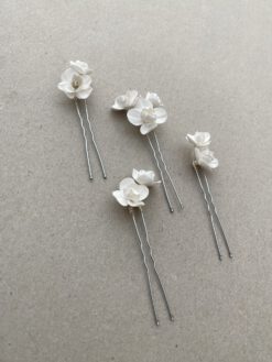 Horquillas de porcelana para novia con cristales y flores peonias