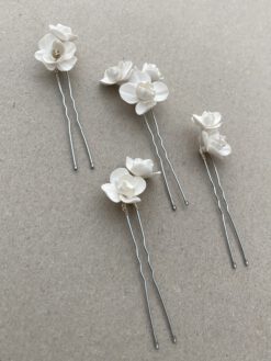 Horquillas de porcelana para novia con cristales y flores peonias