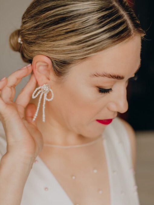 Pendientes de perlas naturales con pieza de cristal vintage para novia.