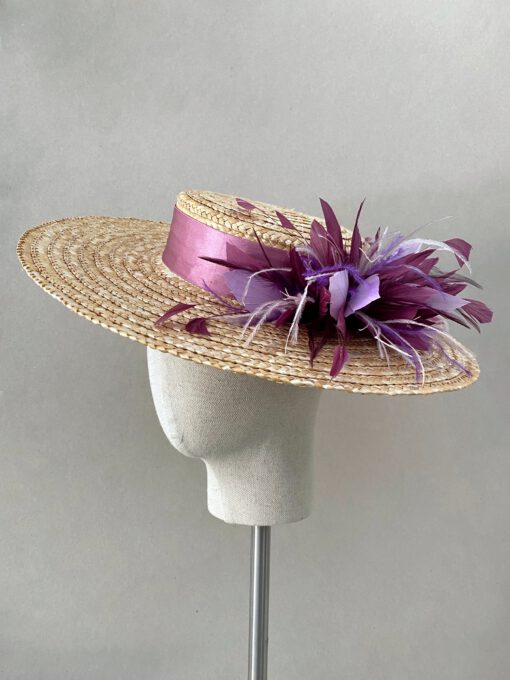 Canotier con plumas para invitada en tonos malvas y morados