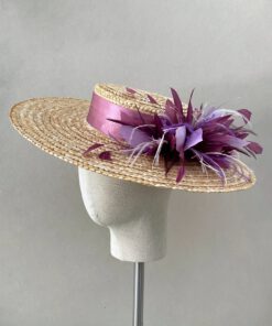 Canotier con plumas para invitada en tonos malvas y morados