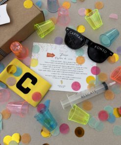 Kit para capitán de mesa. Gafas, brazalete, vasos de chupito, jeringuilla e instrucciones. Todo lo que necesitas para convertir tu boda en la más divertida.