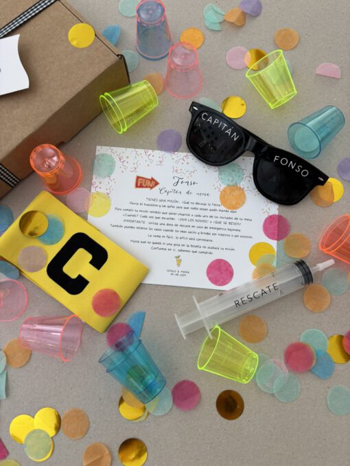 Kit para capitán de mesa. Gafas, brazalete, vasos de chupito, jeringuilla e instrucciones. Todo lo que necesitas para convertir tu boda en la más divertida.