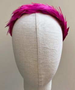 diadema de plumas para invitada en tono fucsia