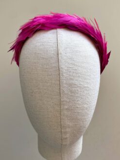 diadema de plumas para invitada en tono fucsia