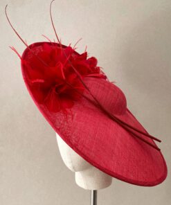 Pamela de sinamay con plumas y raquis para invitada. Se coloca con diadema y está disponible en tres colores.