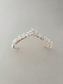 Tiara de novia compuesta de bolitas y engarzada en dorado.