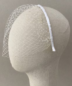 Diadema con velo de novia perfecta para combinar con otra diadema.