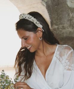 Diadema de flores preservadas para novia. Su diseño de aspecto natural y sencillo hacen de ella el complemento perfecto para novias de estilo más informal.
