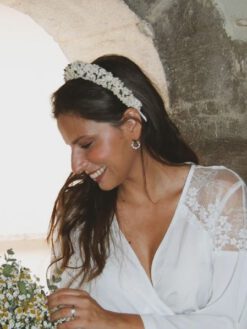 Diadema de flores preservadas para novia. Su diseño de aspecto natural y sencillo hacen de ella el complemento perfecto para novias de estilo más informal.