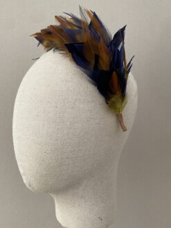diadema de plumas para invitada. Tono ocre y azul marino. Perfecta para madrina. Cómoda y elegante.