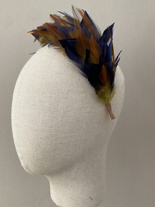 diadema de plumas para invitada. Tono ocre y azul marino. Perfecta para madrina. Cómoda y elegante.