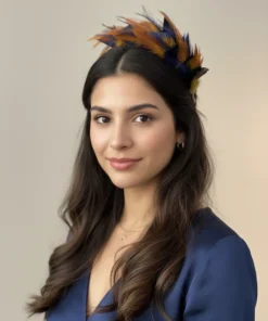 diadema de plumas para invitada. Tono ocre y azul marino. Perfecta para madrina. Cómoda y elegante.