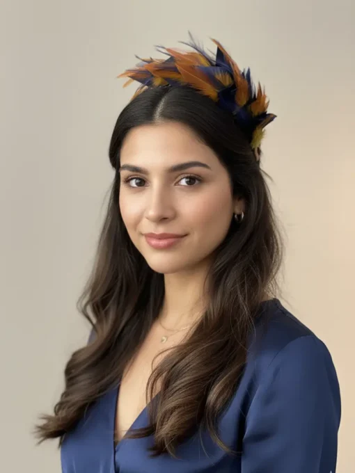 diadema de plumas para invitada. Tono ocre y azul marino. Perfecta para madrina. Cómoda y elegante.