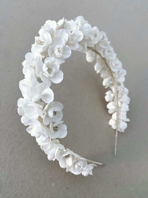 Diadema de porcelana blanca para novia. Flores peonías con cristales. Elegante, cómoda y sencilla. Hecha artesanalmente.