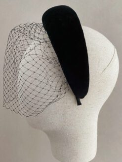diadema de terciopelo negro desmontable. Dos tocados en uno. Perfecta para invitada.