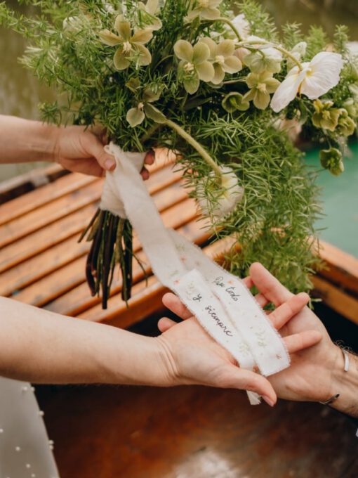 Cinta bordada para ramo de novia. Hecho a mano con frase personalizada. Flores en colores suaves y elegantes.