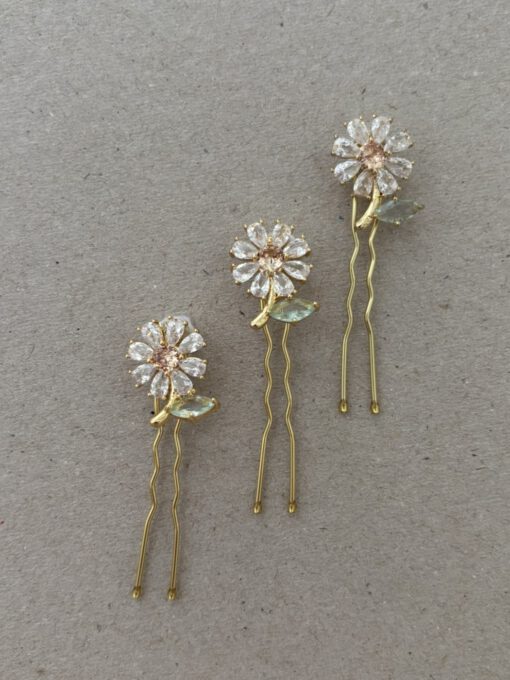 Horquillas de cristales en forma de flor. Ideales para aportar un toque de luz a cualquier estilo de peinado.