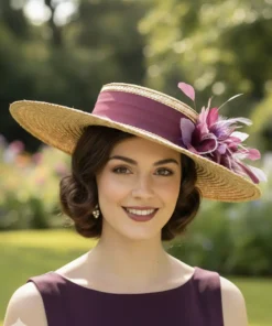 Modelo luciendo un canotier de paja con plumas en tonos malva para invitada de boda, diámetro 42cm.