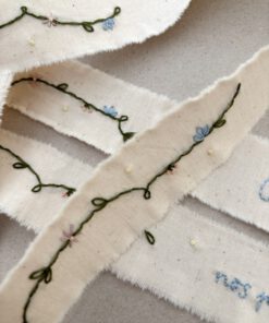 Cinta para ramo de novia con guirnalda bordada a mano. Los tonos empleados son naturales, perfectos para cualquier estilo de ramo. Personalízala con las iniciales o la fecha.