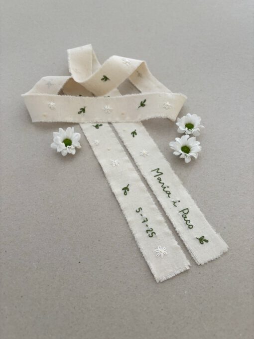 Cintas bordadas artesanalmente para ramo de novia. Diseño de margaritas en tonos amarillo, blanco y verdes. Personalizado y perfecto como regalo especial para la novia.