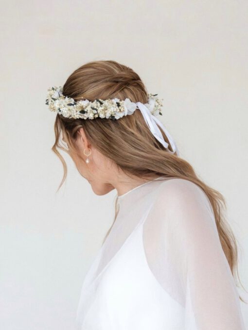 Corona de flores preservadas para novia. Está hecha a mano trenzando eucalipto, paniculata y margaritas.