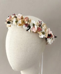 Corona de flores preservadas en tonos blancos y rosas suaves. Perfecta para cualquier estilo de vestido de Primera Comunión. Está terminada con una lazada para ajustarla a la medida que resulte más cómoda.