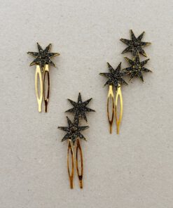 peinetas formadas por estrellas doradas que tienen piedras oscuras en su interior.